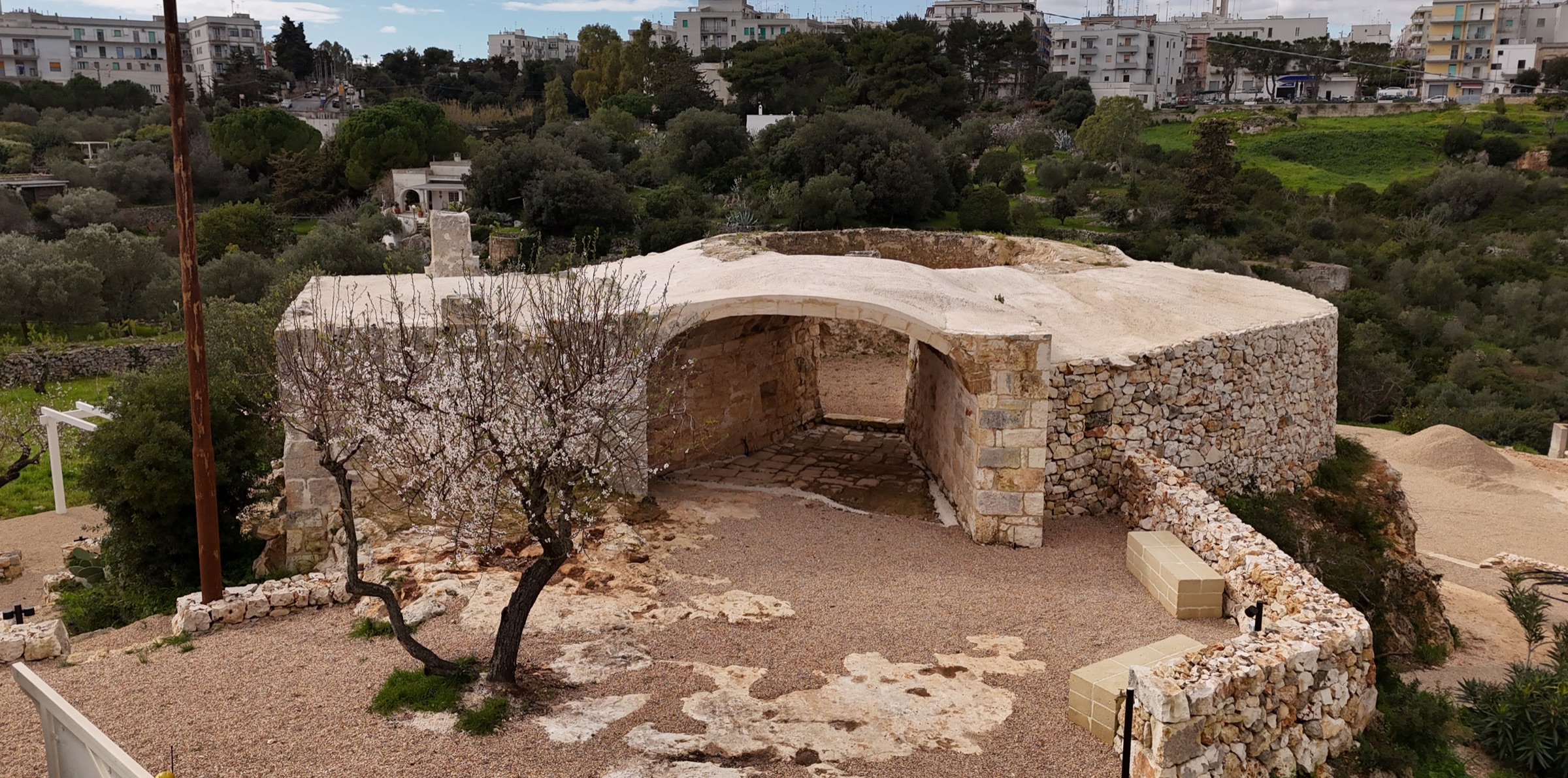 Veduta aerea della calcara con Ostuni sullo sfondo