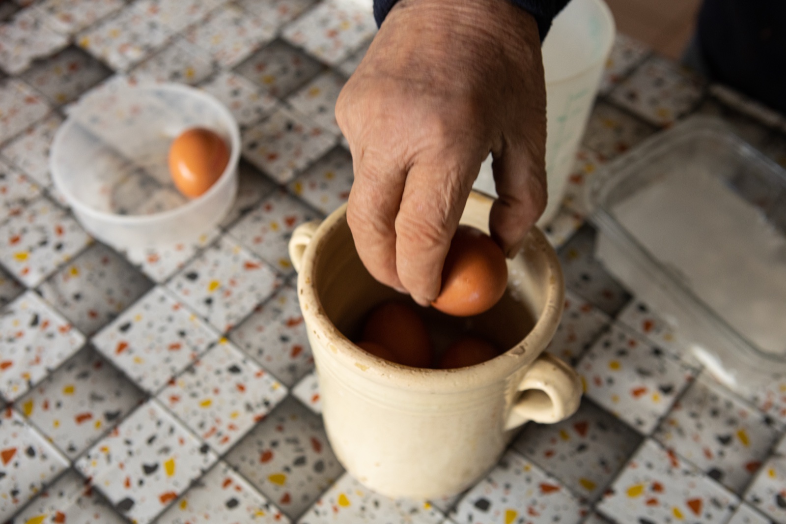 Uova sotto calce in un vaso di terracotta